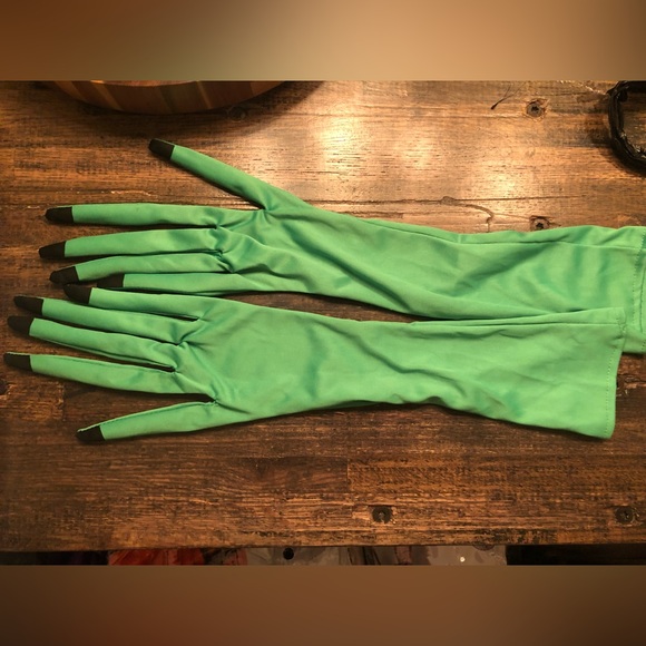 Women’s Deluxe (Wicked) Witch Costume - Picture 3 of 3